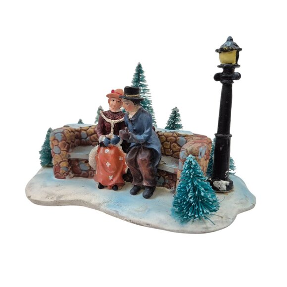 Holiday Time Christmas Village Couple On Bench With Lamp Post Scene Boxed Resin - Picture 9 of 10